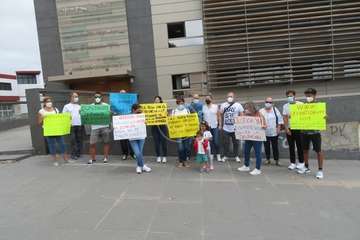 Concentración a las puertas de los juzgados de Telde por una ley antiokupas/TA.